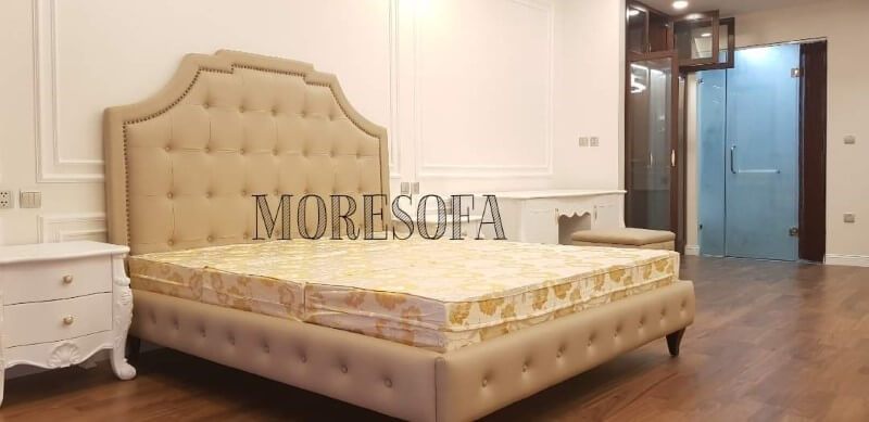 Phòng ngủ trở nên ấm cúng hơn với mẫu giường ngủ bọc da màu vàng 